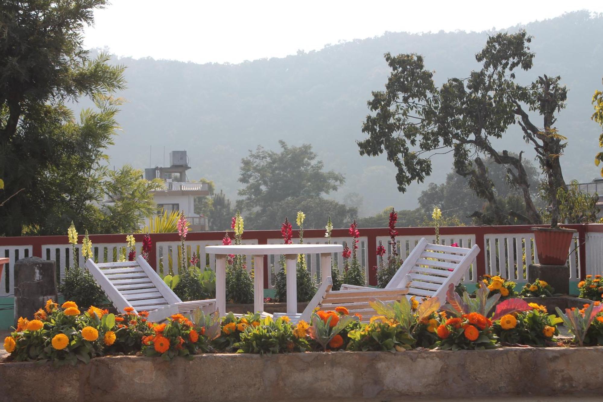 New Pokhara Lodge - Pokhara Lakeside Екстериор снимка